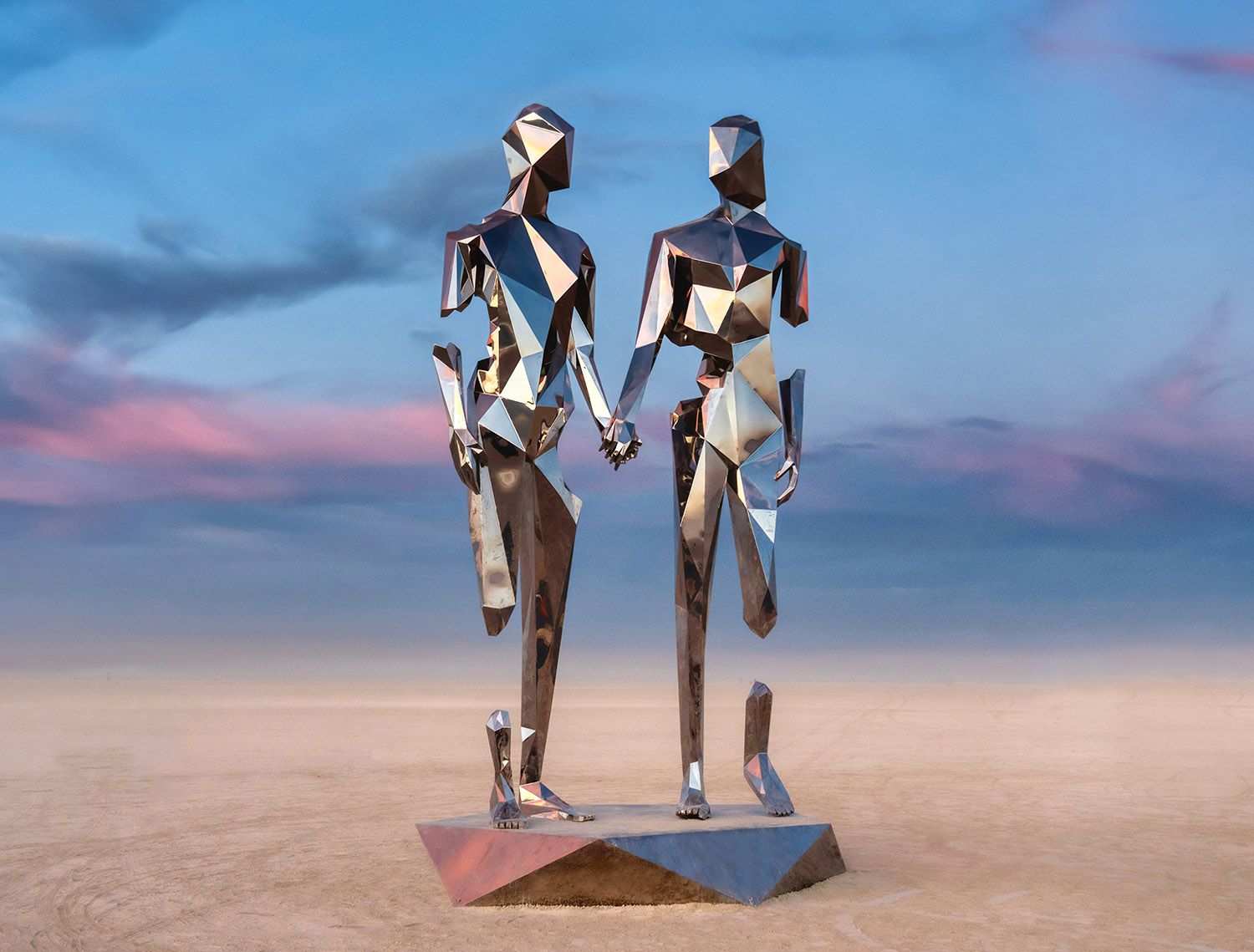 Escultura monumental Broken but Together de Michael Benesty